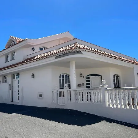 Casa Abona, Precioso Atico Con Wifi Gratis Y Vistas Increibles Al Mar Y La Montana Apartment